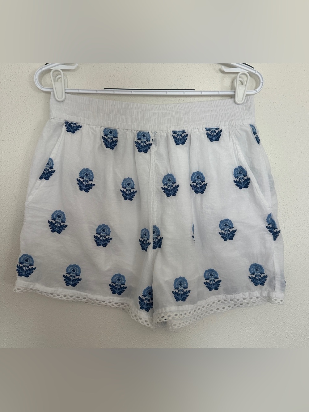 A Loves A Blue White Floral Block Print Embroidered Scallop Lace Trim Shorts M